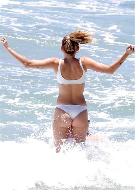 Miley Cyrus Wears A White Bikini On The Beach 17 Immagini