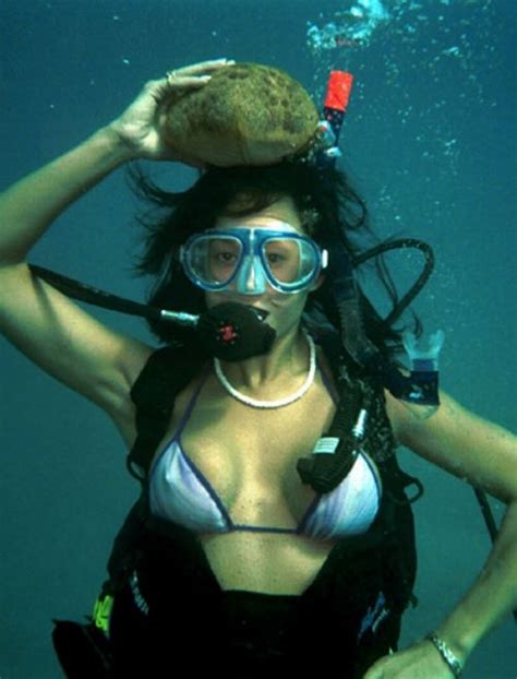 Hot Girls Scuba Diving Pics