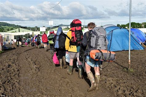 Glastonbury 2016 Revellers Tramp Home Through The Mud Daily Mail Online