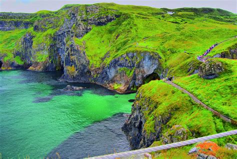 Los paisajes verdes, las costas abruptas que de vez en cuando te regalan una playa de arena blanca… no dudes en dedicarle varias semanas! Curso de Inglés para familias en Irlanda del Norte