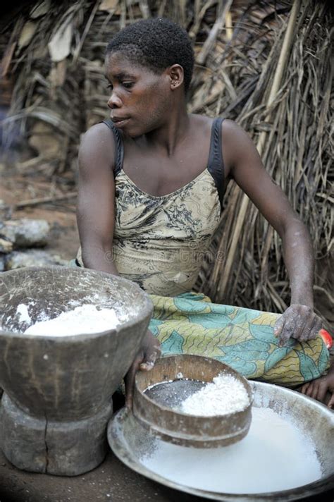 Selva Del Coche Frica Selva De La Rep Blica Centroafricana La Mujer De Baka Cocina La Comida