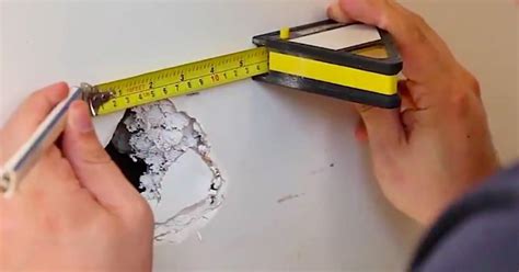 voici la meilleure façon de réparer un trou dans un mur reboucher trou mur trou trucs et