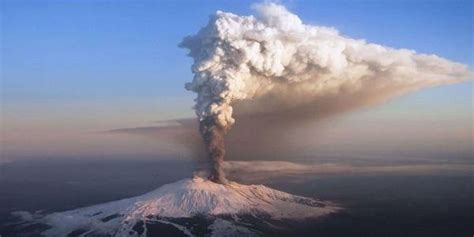 Breve video dell' etna in eruzione, nuovo spettacolare parossismo! Raro fenomeno sull'Etna, nuova eruzione: feriti 7 ...