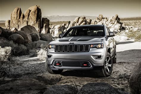 Jeep Grand Cherokee In Front Of Rocks Hd Duvar Kağıdı Arka Plan