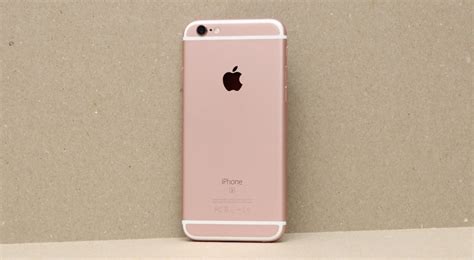 The iphone 6 plus in dark grey on the left, the iphone 6s plus in gold on the right. iPhone 6s Plus 16GB vàng hồng chính hãng | nguyenkim.com