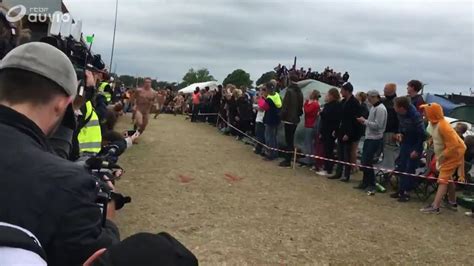 A la Naked Race de Roskilde au Danemark les coureurs ne portent que leurs chaussures vidéo