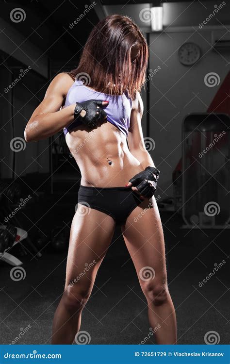 Schöne Sexy Frau Mit Den Perfekten Bauchmuskeln An Der Turnhalle Stockbild Bild Von Exemplar