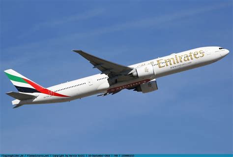 Contact emirates customer services by calling the number to the left. Foto Emirates Boeing 777-31H(ER) A6-EQI | Boeing 777 ...