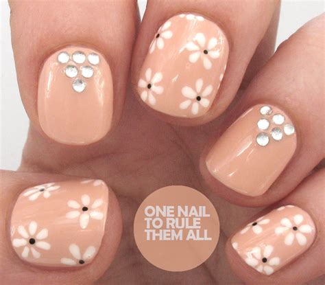 One Nail To Rule Them All Tutorial Thursday Daisy Rhinestones For