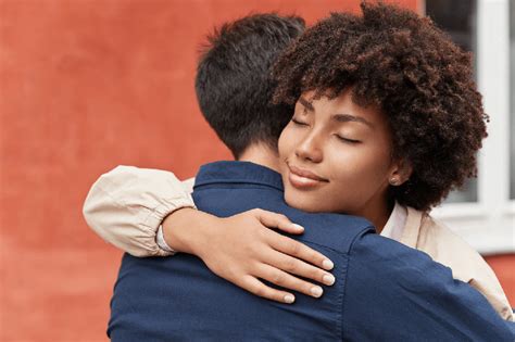 9 Tipos De Abrazos Sabiendo Lo Que Significa Cuando Recibes Un Abrazo
