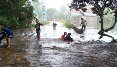 Sungai Uwi Meluap Puluhan Rumah Di Desa Banyu Tajun Terendam Banjir Jejakrekam Com