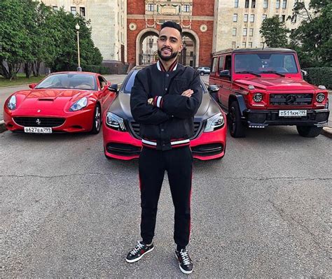 Об этом она написала в своем instagram, поделившись первым нежным фото с малышом. Обнаженная Эмили Ратаковски приняла "опасную" позу на диване