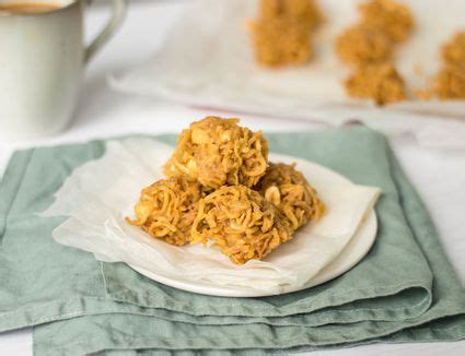 Combine the chocolate and butterscotch chips in the top of a double boiler over simmering, not boiling, water. Chow Mein Noodle Bird's Nest Cookies Recipe