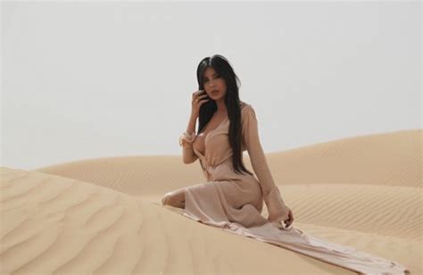 Ousada Jennifer Pamplona Se Troca Em Meio Ao Deserto De Dubai Para