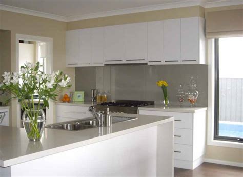 Dapur serba putih pertama yang bisa kamu tiru terlihat berkilau dan elegan berkat kehadiran stainless steel pada perlengkapan dan peralatan dapur. 50+ Desain Dapur Putih Gif | SiPeti