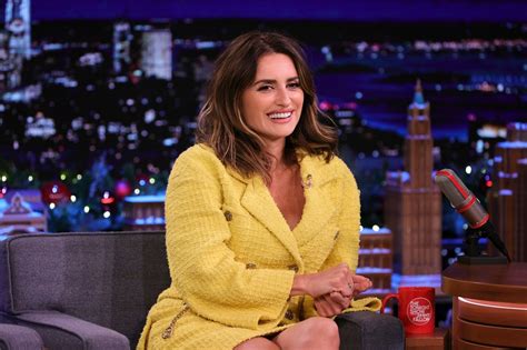 Penelope Cruz Showed Sexy Legs At The Tonight Show Starring Jimmy