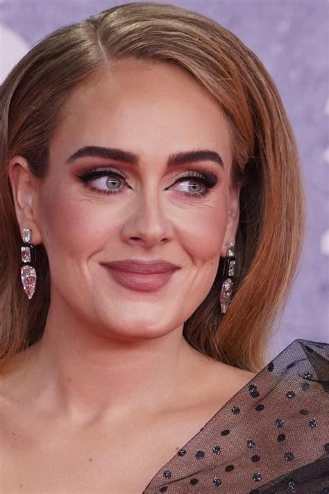 Adele Slaat Andere Stijlrichting In Met Opvallende Zomerlook Vogue Nl