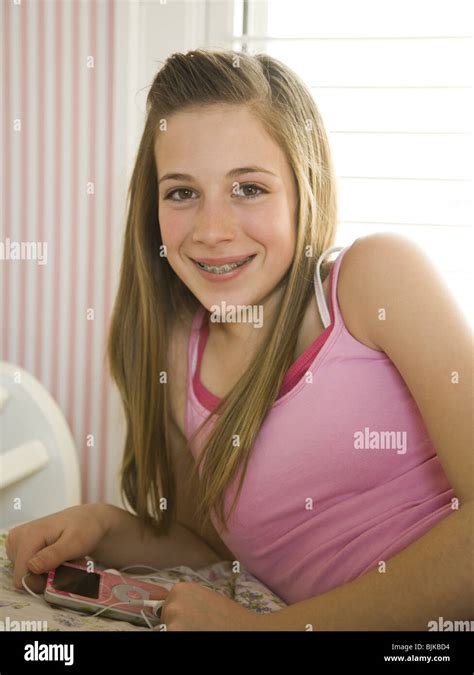 Mädchen Mit Zahnspange Auf Bett Mit Haarbürste Lächelnd Stockfotografie Alamy