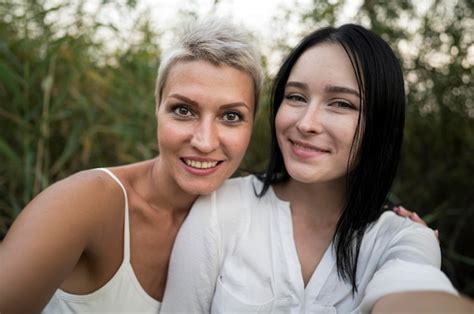 Free Photo Young Lesbian Couple Outdoor