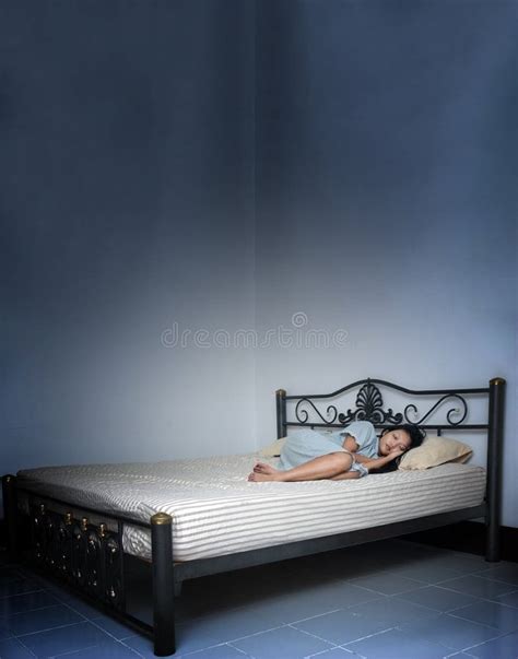 Jeune Femme Qui Dort Seule Dans Le Grand Lit Photo Stock Image Du