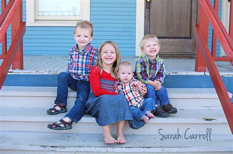 Four siblings poses - 4 kids poses on stairs #grandkidsphotography Four siblings poses 