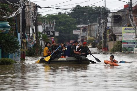 Banjir melanda sejumlah wilayah di kota banjir di kota bekasi, jawa barat, sudah surut. Banjir Jakarta 2020, Hastag #ShameOnYouFormulaEJakarta ...