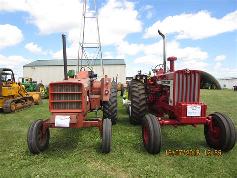 Allis Chalmers 190 Xt And Farmall 806with Both Being 93hp Note The Size