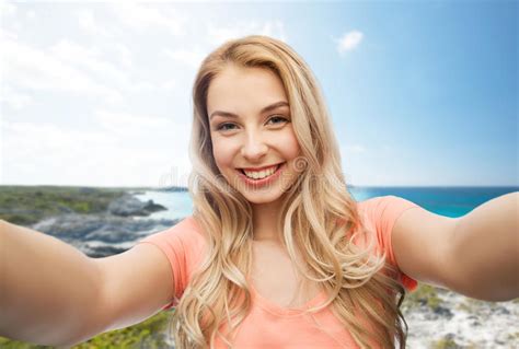 Giovane Donna Sorridente Felice Che Prende Selfie Immagine Stock Immagine Di Feste