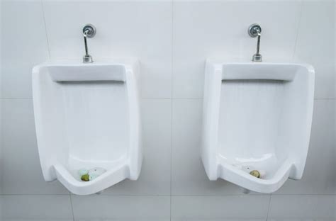 urinóis homens em banheiro público foto premium