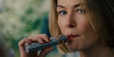 I Care A Lot Rosamund Pike Reveals The Significance Of The Vape Pen