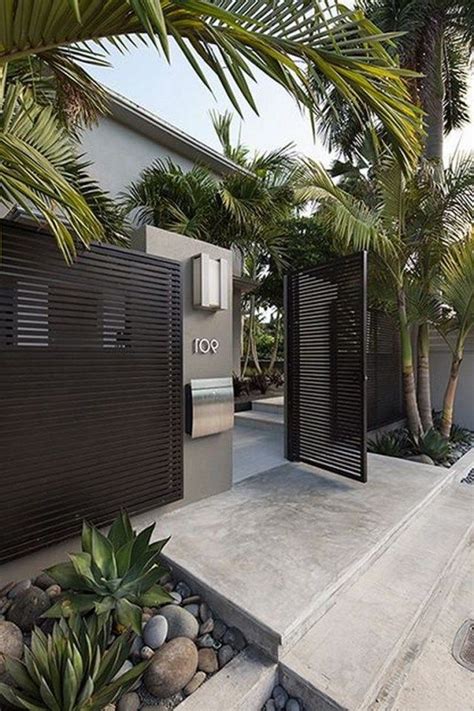 Super modern facade and also minimal entryway are first point that gets your interest while you're coming close to modern main gate designs. 55+ Lovely Modern Home Gates Design Ideas | Modern fence ...