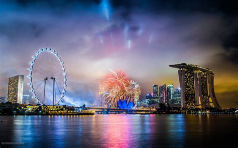 배경 화면 시티 도시 풍경 밤 싱가포르 반사 구름 불꽃 지평선 마천루 저녁 강 관람차 황혼 중심지