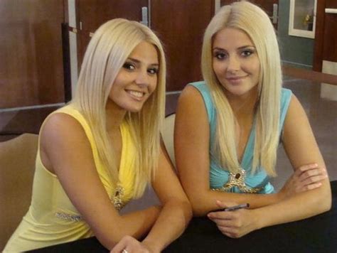 Blonde twins filles posant à la voile Photos érotiques et porno