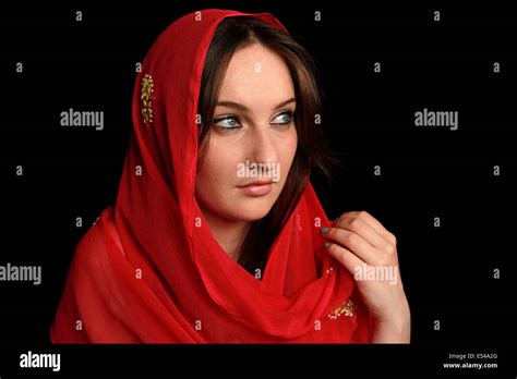 Arab Girl Fotos Und Bildmaterial In Hoher Auflösung Alamy