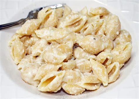 Pasta Shells With Garlic Butter And Parmesan Cheese Sauce