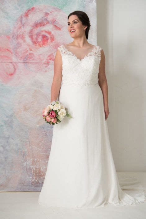 Das hochzeitskleid eng spitze in der langen ausführung hat den vorteil, dass man ebenso flache schuhe tragen kann, ohne dass das partykleid an stil verliert. Sei vollkommen Braut in Plus Size Brautkleidern von ...