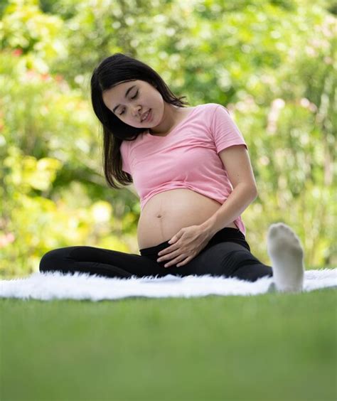 Mujer Embarazada Tocando El Vientre En El Parque De La Ciudad