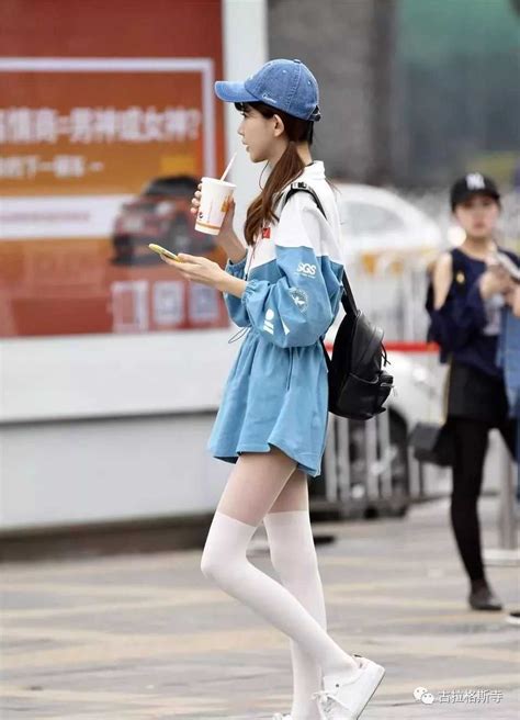 白色丝袜搭配风衣青春靓丽 甜美女生穿搭丝袜街拍中国丝袜网