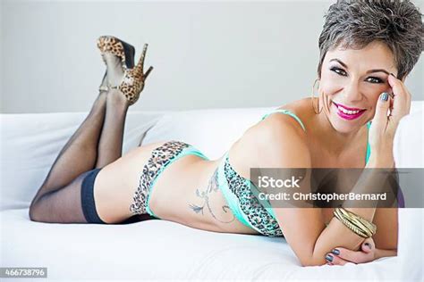 아름다운 중년 여자 란제리 제시하기 관능에 대한 스톡 사진 및 기타 이미지 관능 성년 여자 섹스 심벌 Istock