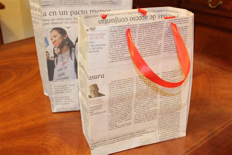 Reciclamos Papel De Periódico Para Hacer Bolsas De Regalo Newspaper