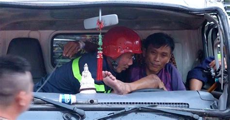 호치민시에서 사고를 당한 트럭 운전사를 구출하기 위해 경찰이 객실에 침입했다 Vietnam Vn