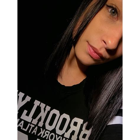 De Boa com a vida,sorriso no rosto vibe positiva. Tô "feliz" nos verbos