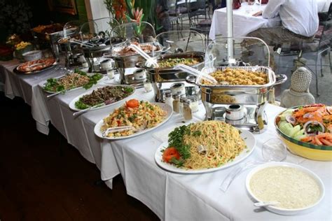 How To Set Up The Buffet Table At Your Wedding