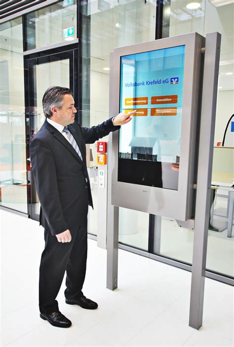 Immer häufiger entscheiden gerichte darüber, ob die wege der geldinstitute aus der durch die niedrigzinsphase bedingten krise. Transparente Stele im Neubau der Volksbank Krefeld ...