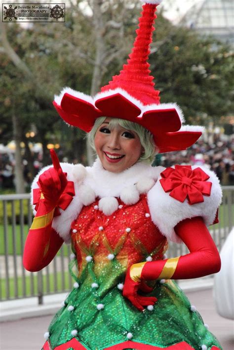 ディズニー・サンタヴィレッジ・パレード With Images Disney Christmas Parade Disneyland Costumes Beautiful Costumes