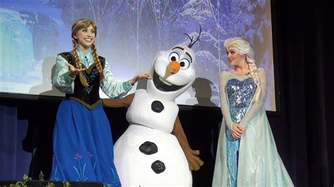 Frozen Freezing The Night Away With Anna Elsa And Olaf Disney Parks