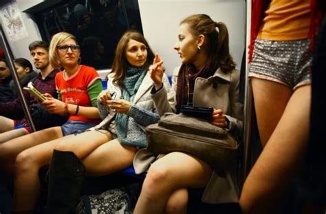 No Pants Subway Ride Unten Ohne In Der U Bahn Panorama
