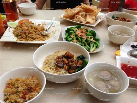 Mau goreng sosis buat anak, tapi penasaran cari saus yg oke utk disiram di atas sosis ini. Cerita Wajan : Bakmi GM
