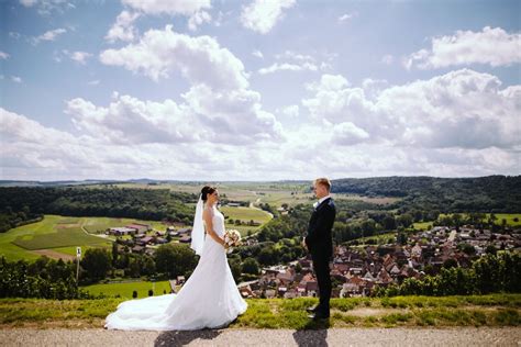 Die firmen auf einer karte lokalisieren. Sonnenschein in den Weinbergen über Roßwag ...
