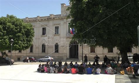 Reggio Sit In Del Centro Socio Educativo Lilliput A Rischio Chiusura